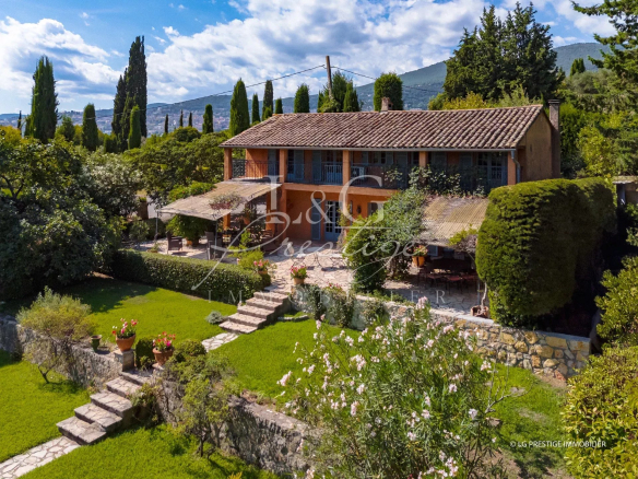 Propriété de Charme à Plascassier : Ancienne Roseraie avec Deux Villas Indépendantes et Piscine