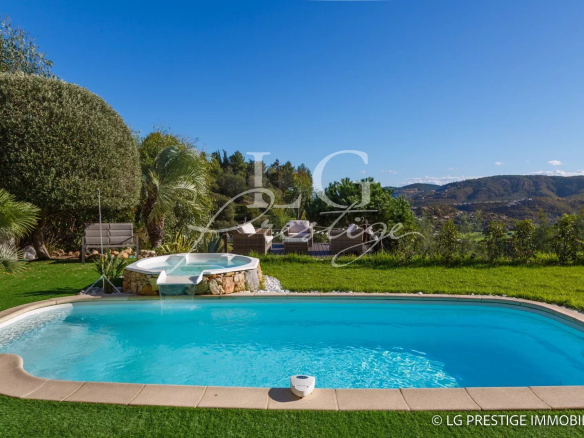 Rare à la vente – Superbe Villa Lumineuse avec Vue Panoramique jusqu’à la mer, Sécurité 24h/24.