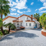 Magnificent villa with trade on foot