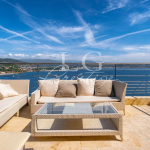 Villa contemporaine à Théoule-sur-Mer : Vue sur la baie de Cannes et les îles de Lérins