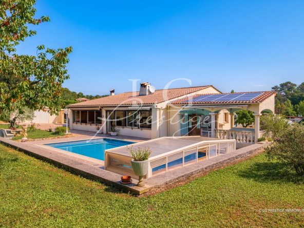 Single-storey house with large wooded plot