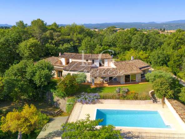 A VENDRE MONTAUROUX MAISON D’ARCHITECTE AU CALME ABSOLU