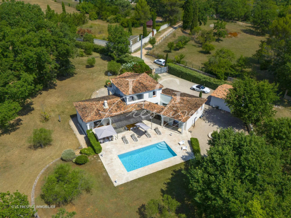Superbe propriété avec piscine et grand terrain plat au calme