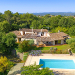 A VENDRE MONTAUROUX MAISON D’ARCHITECTE AU CALME ABSOLU