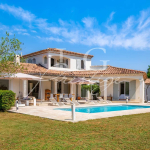 Superbe propriété avec piscine et grand terrain plat au calme