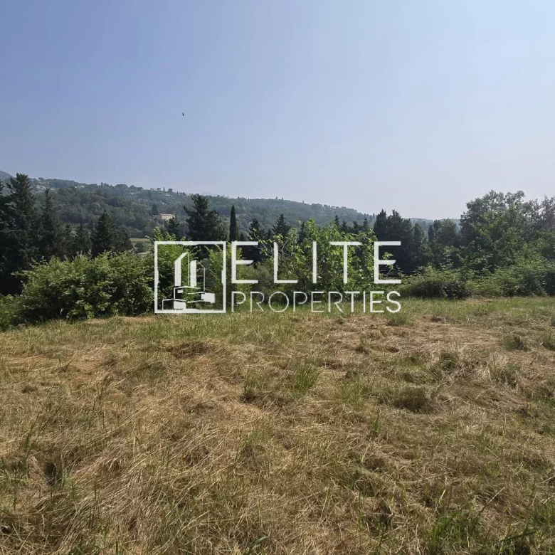 Mouans-Sartoux – Discreet family estate – Natural charm