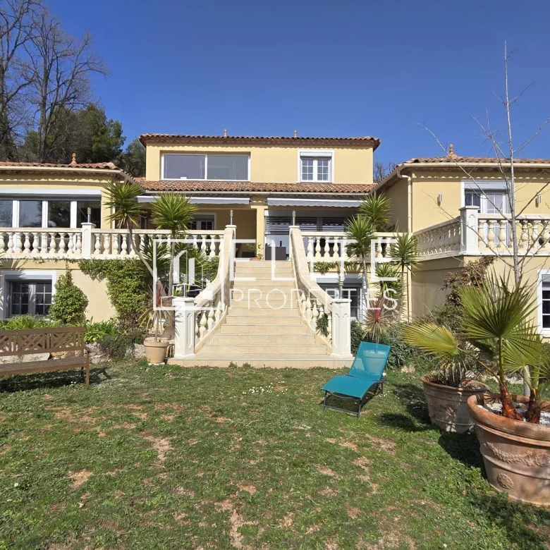 MAISON DE 260 m² – PISCINE CHAUFFÉE – ROQUEFORT-LES-PINS