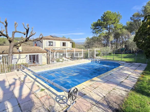 MAISON 6 PIÈCES DE 200 m² AU CALME + PISCINE – MOUANS-SARTOUX