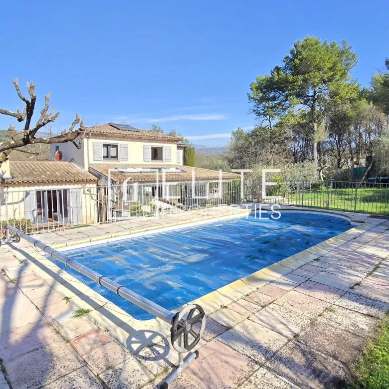 Élégante Villa les Pieds dans l’Eau au Cœur de Port Grimaud