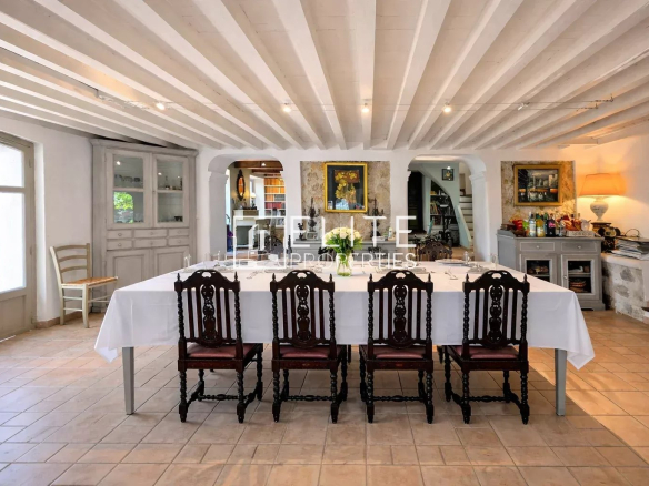 Grasse : Maison de Maître avec Potentiel Constructible Majeur !