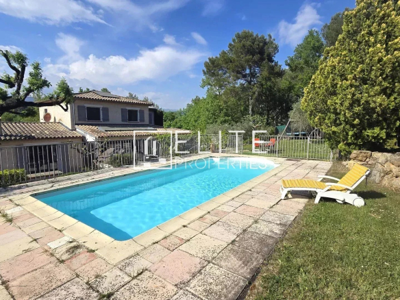 MAISON 6 PIÈCES DE 200 m² AU CALME + PISCINE – MOUANS-SARTOUX