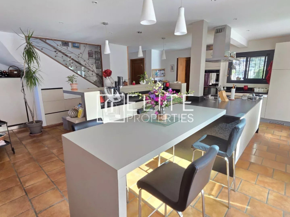 6-ROOM HOUSE OF 200 m² IN A QUIET LOCATION + POOL – MOUANS-SARTOUX