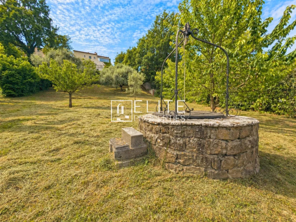 LA ROQUETTE SUR SIAGNE, house with 4 apartments on a 1990 m² plot