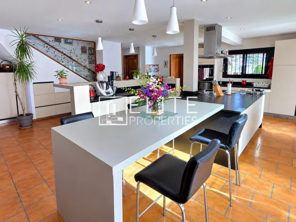 MAISON 6 PIÈCES DE 200 m² AU CALME + PISCINE – MOUANS-SARTOUX