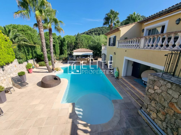 203m² VILLA ON 3212m² OF LAND IN LES ADRETS