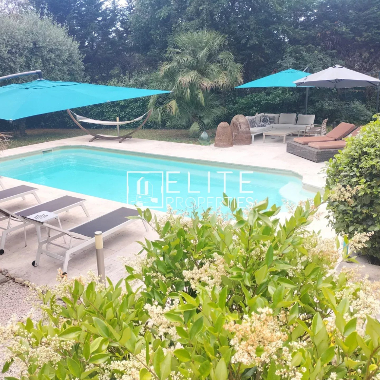 Fayence – Rare 26-hectare estate with 3 stone buildings to renovate