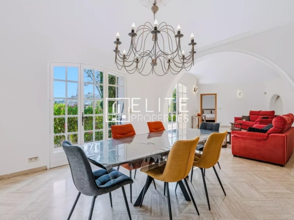 Intérieur d'une maison de charme avec salle à manger et salon lumineux.