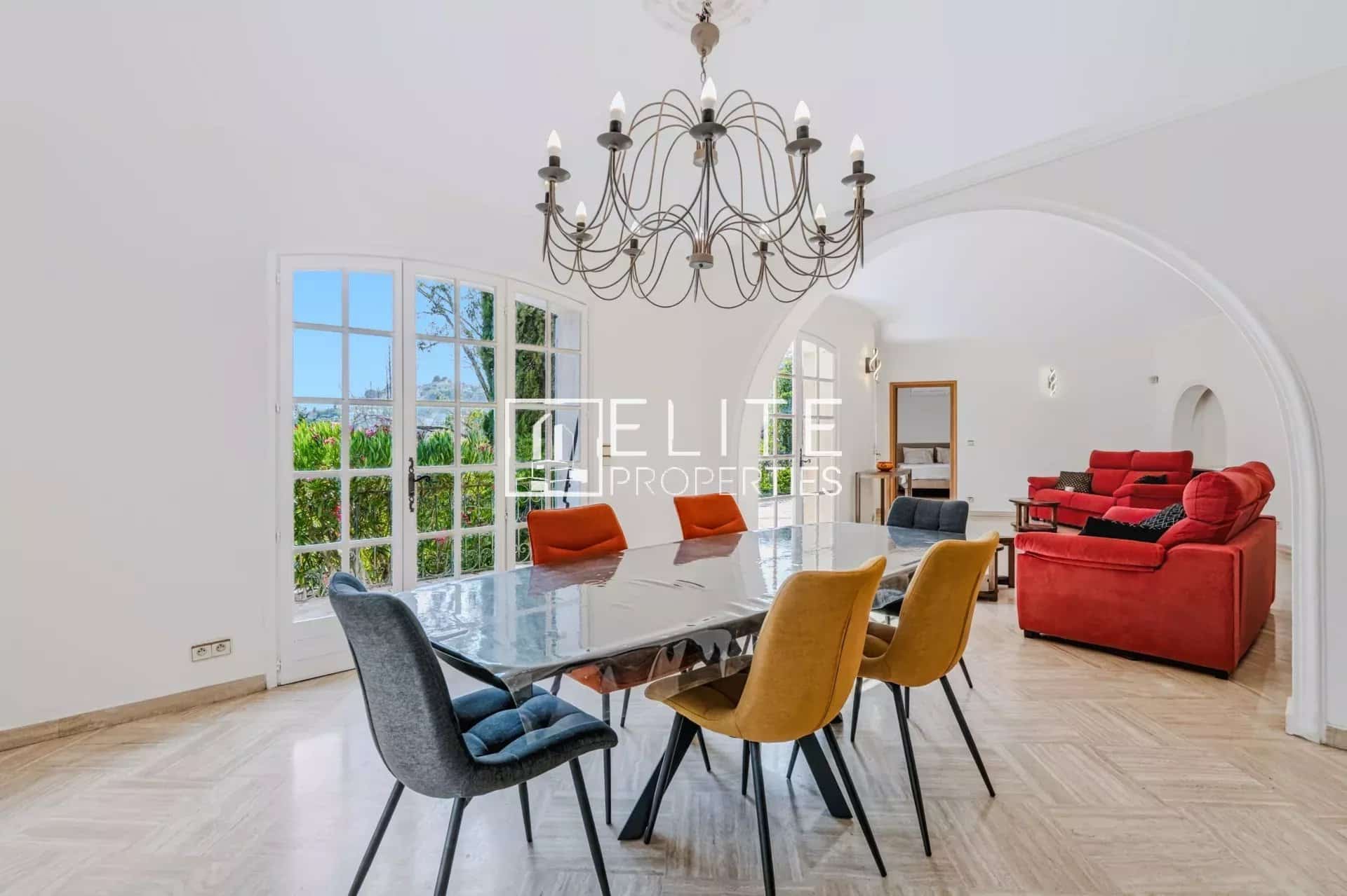 Intérieur d’une maison à Mandelieu-la-Napoule Intérieur d'une maison de charme avec salle à manger et salon lumineux.
