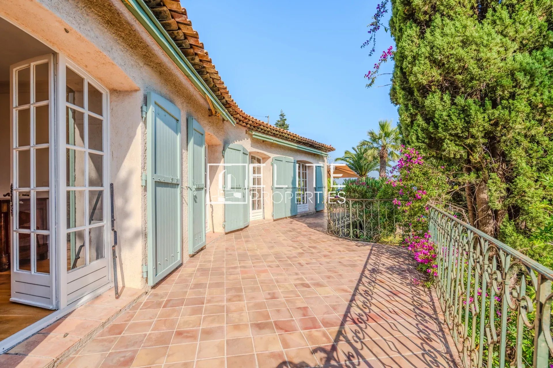 Maison avec vue mer à Mandelieu-la-Napoule Terrasse d'une maison avec vue mer à Mandelieu-la-Napoule, entourée de verdure.