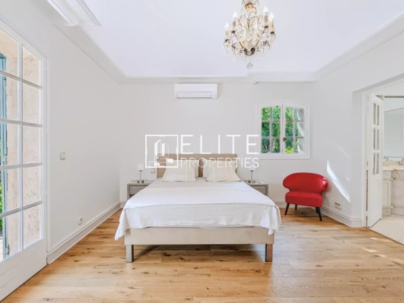 Chambre lumineuse avec lit double et décoration élégante dans une maison à Mandelieu-la-Napoule.