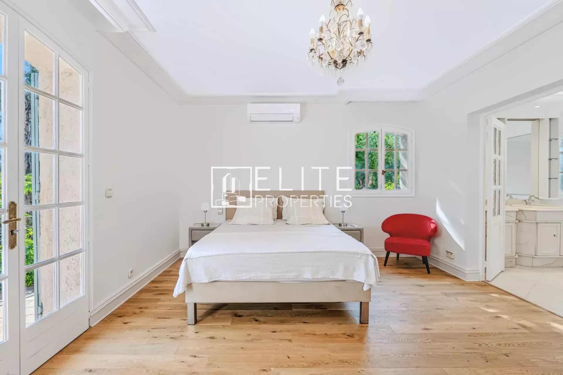 Chambre élégante à Mandelieu-la-Napoule Chambre lumineuse avec lit double et décoration élégante dans une maison à Mandelieu-la-Napoule.
