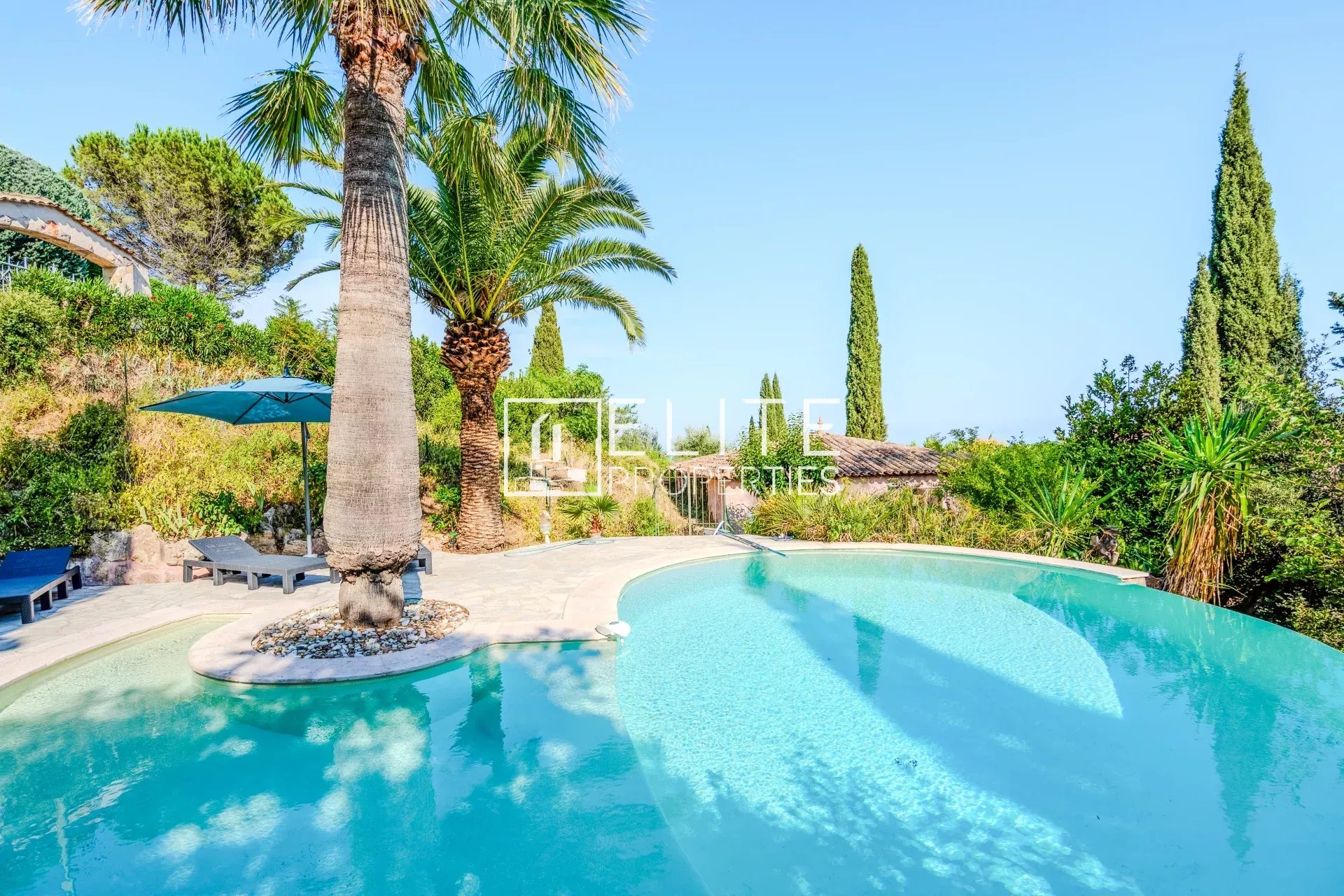 Maison avec piscine à Mandelieu-la-Napoule Piscine entourée de verdure dans une maison de charme à Mandelieu-la-Napoule.