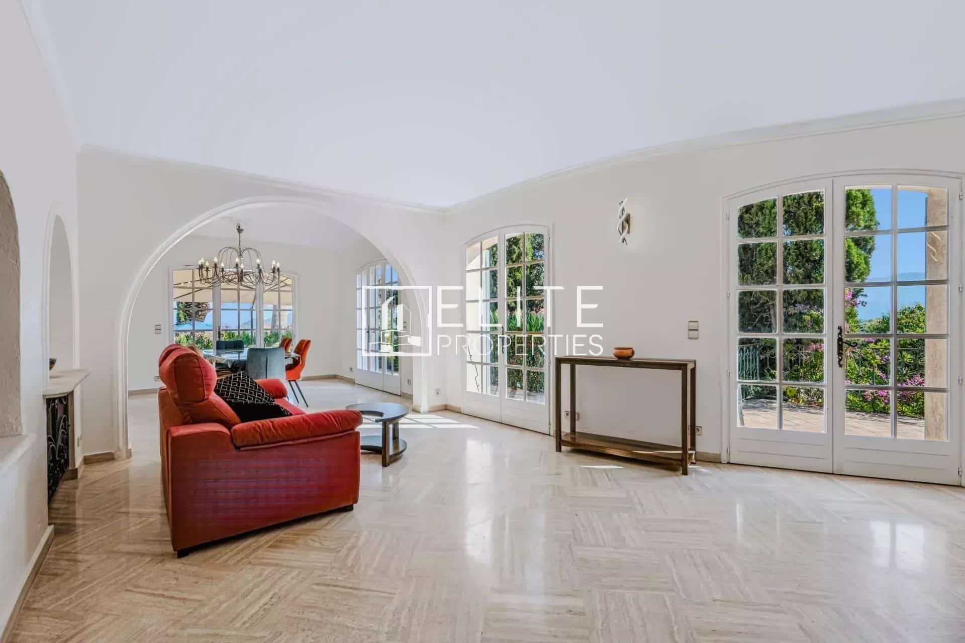 Salon lumineux d’une maison avec vue mer Intérieur d'une maison de charme avec vue mer, salon lumineux et mobilier élégant.