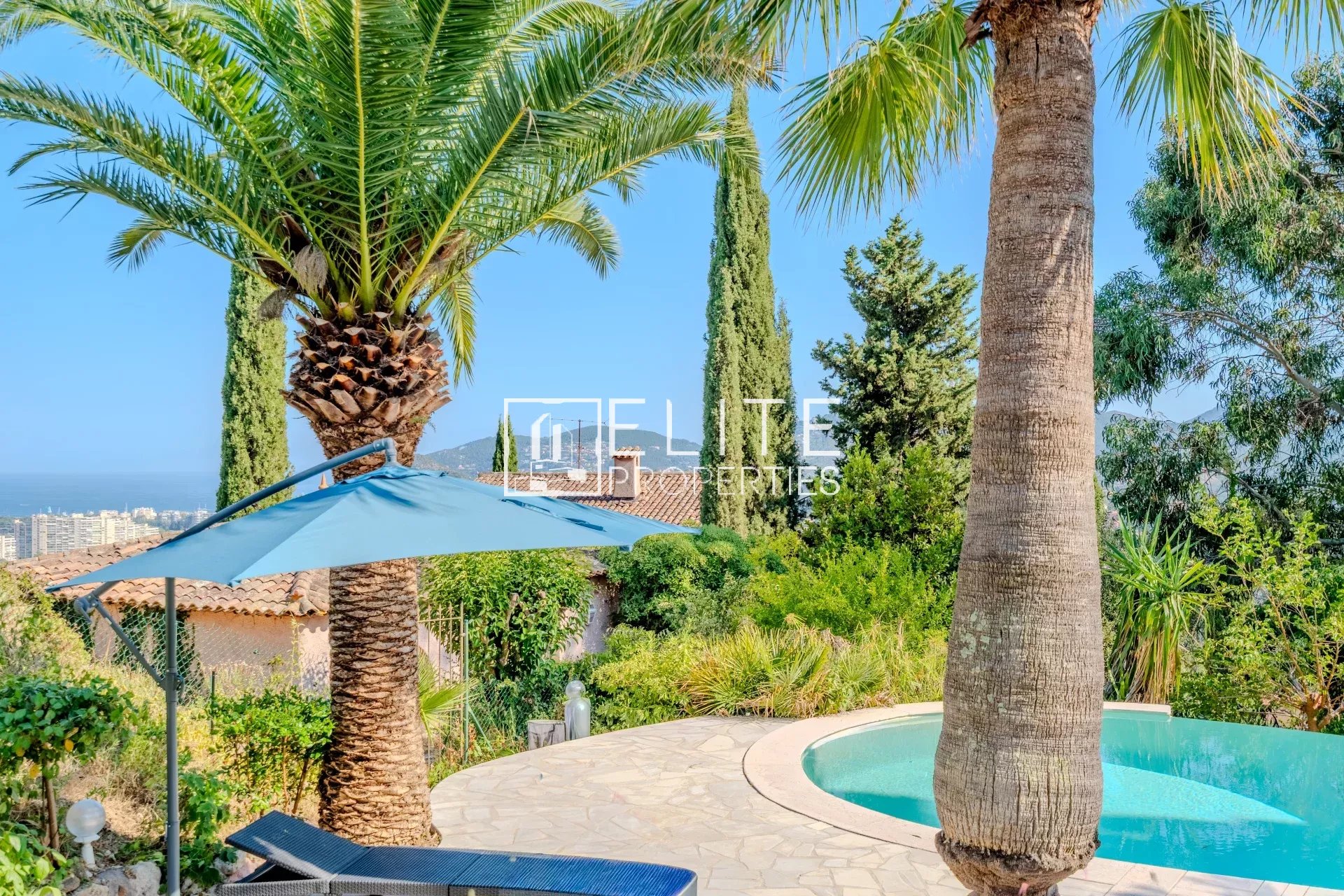 Maison de charme à Mandelieu-la-Napoule Maison de charme avec piscine et vue mer à Mandelieu-la-Napoule, entourée de palmiers et verdure.