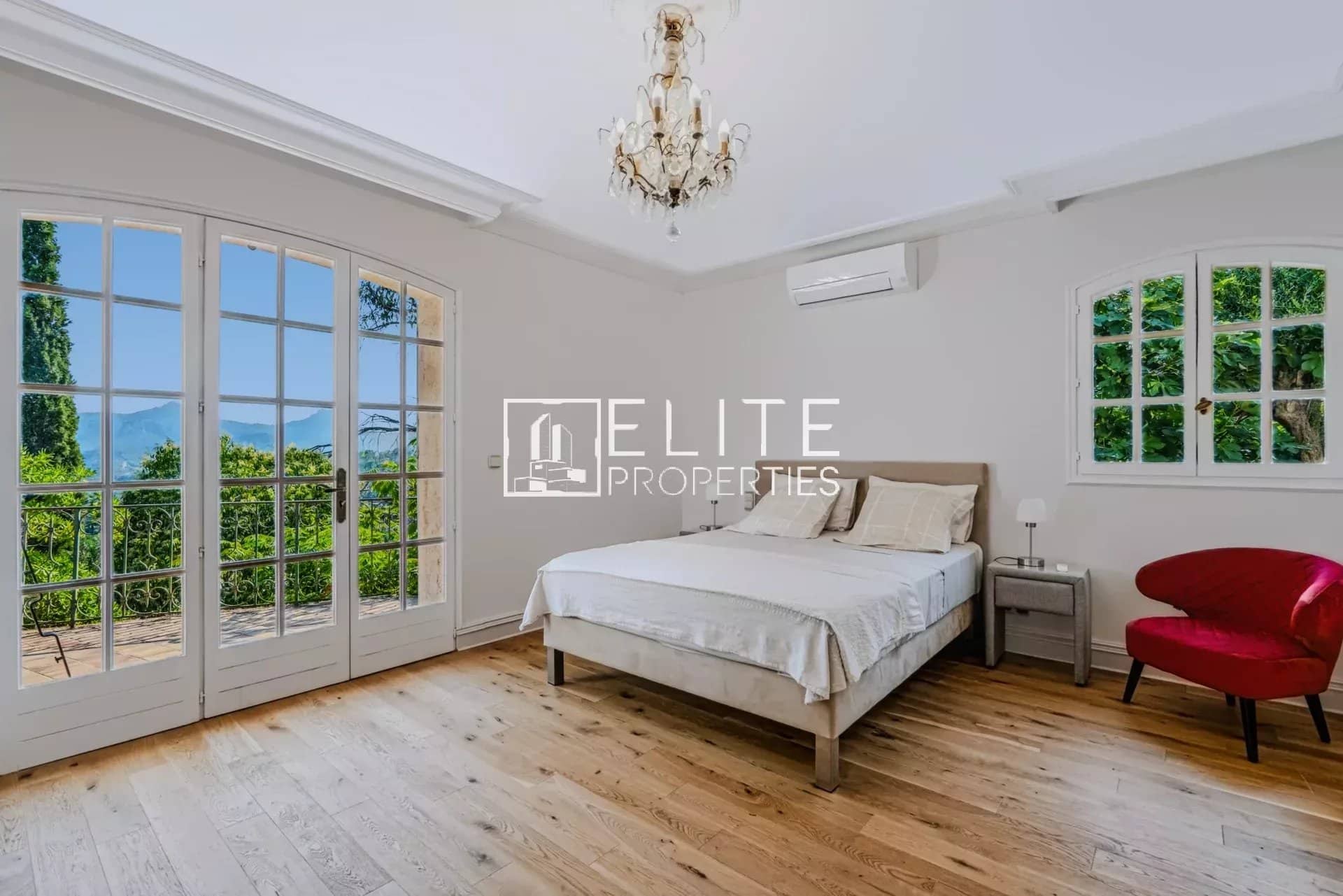 Chambre avec vue mer Chambre lumineuse avec vue sur la mer, lit double et décoration élégante.