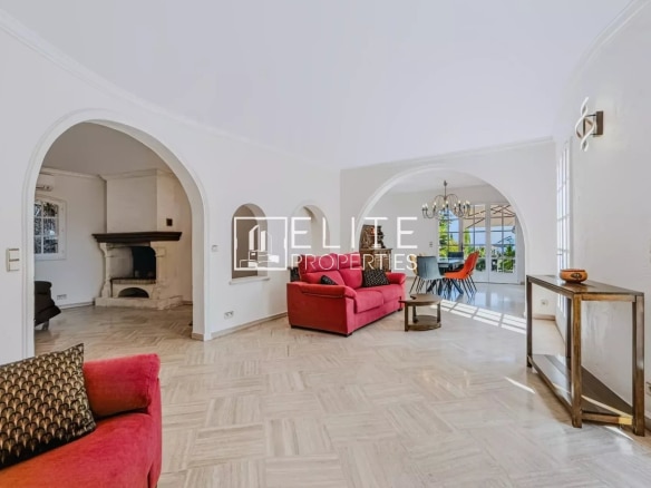Intérieur d'une maison de charme avec deux séjours et une salle à manger lumineuse.
