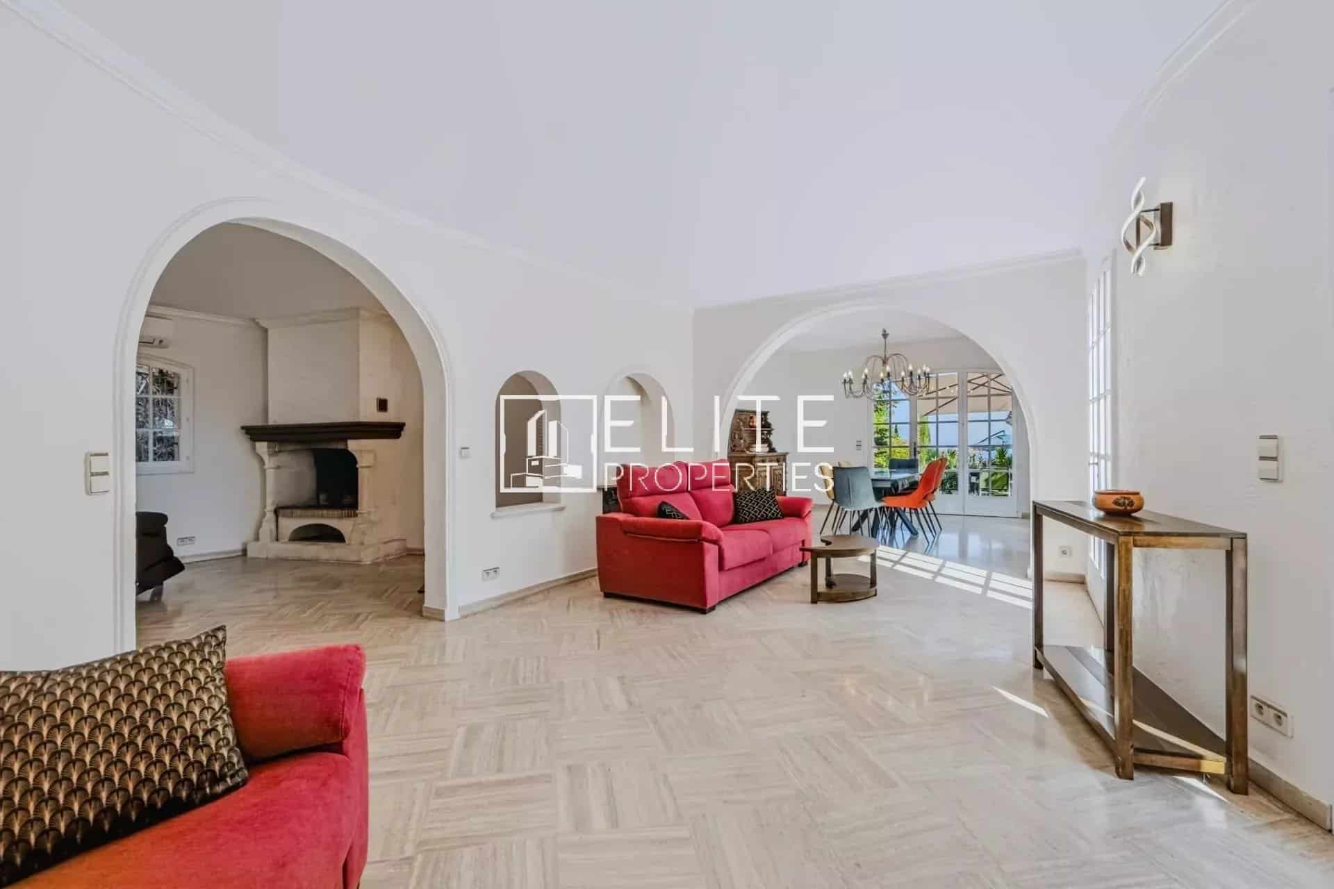 Intérieur d’une maison de charme Intérieur d'une maison de charme avec deux séjours et une salle à manger lumineuse.