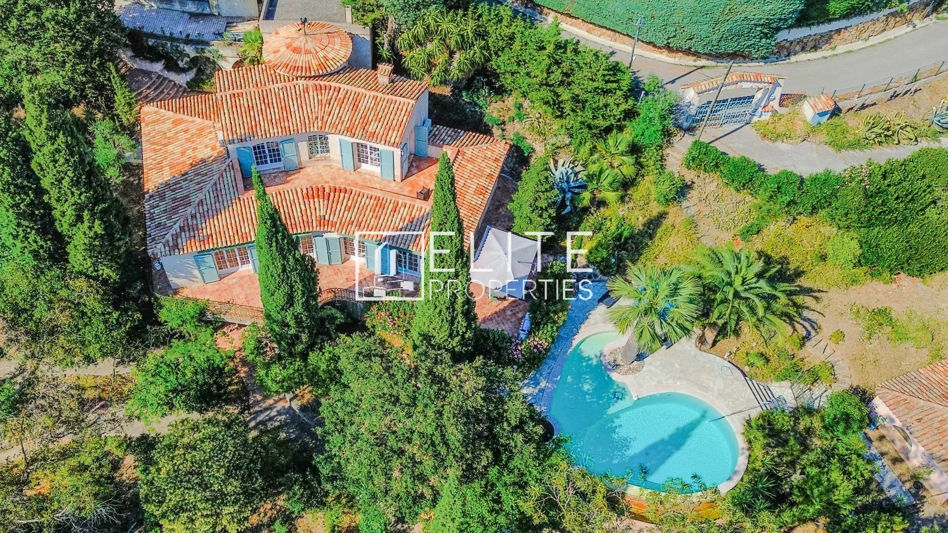 Maison avec vue mer à Mandelieu-la-Napoule Maison de charme avec piscine et vue mer panoramique à Mandelieu-la-Napoule.