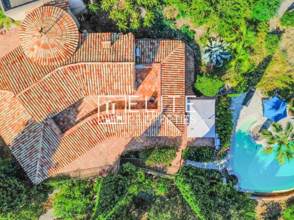 Vue aérienne d'une maison avec piscine et jardin à Mandelieu-la-Napoule.
