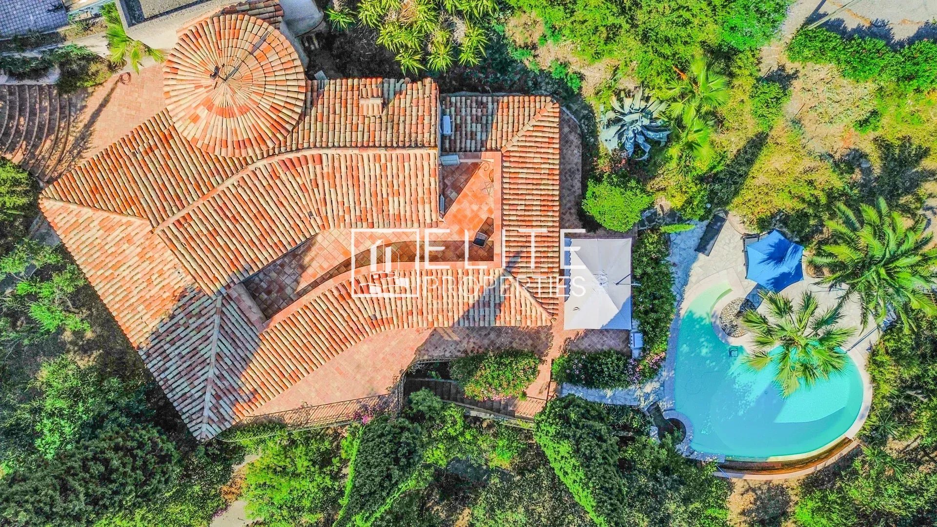 Maison avec vue mer et piscine Vue aérienne d'une maison avec piscine et jardin à Mandelieu-la-Napoule.