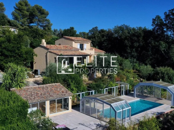 Detached house with swimming pool and garden in Cabris, panoramic view of the village and the Estérel.