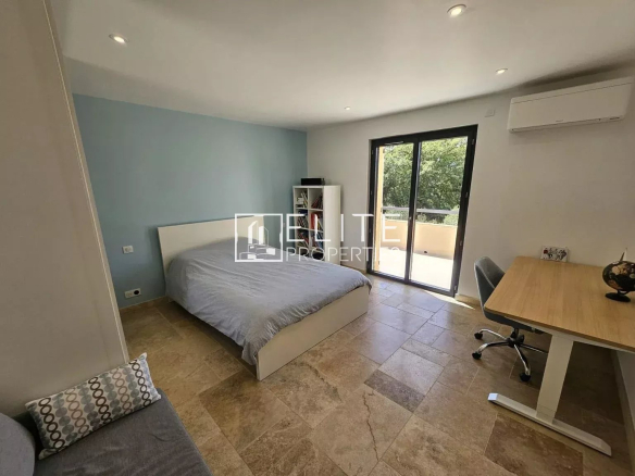 Room in a house in Cabris, with bed, desk and access to a balcony.
