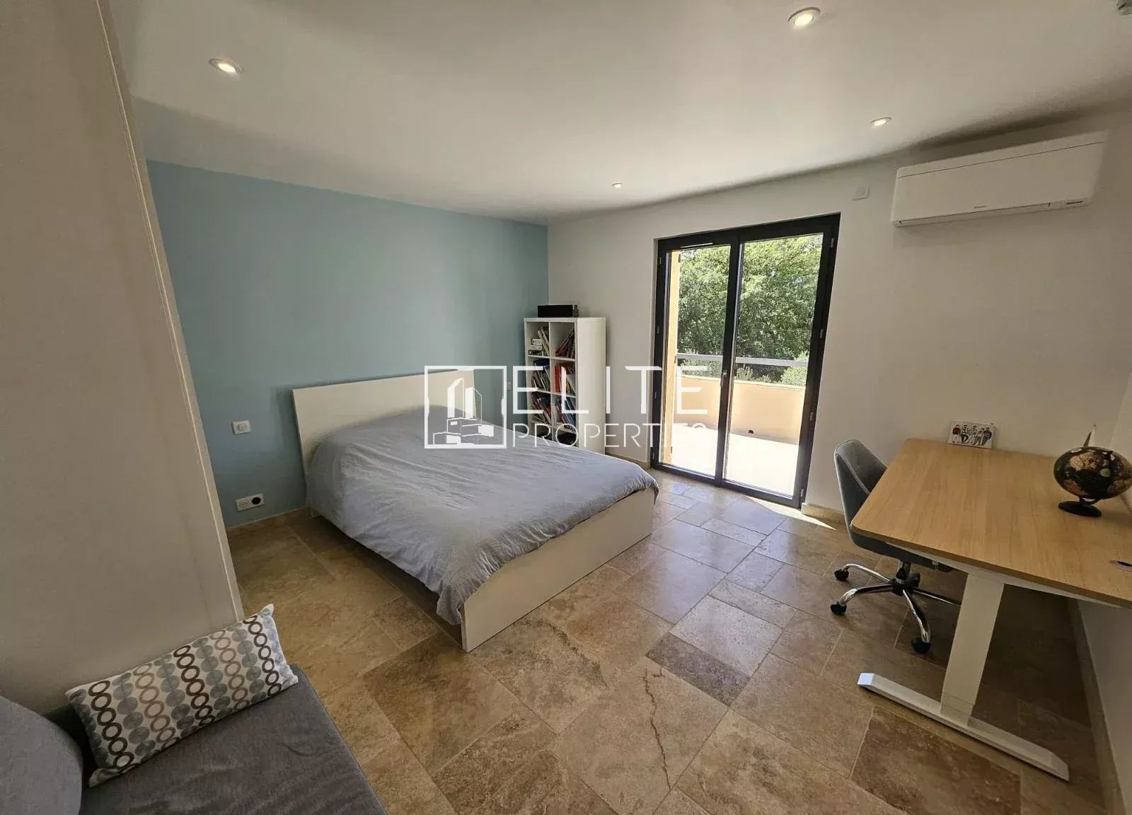 Room in a house in Cabris, with bed, desk and access to a balcony.