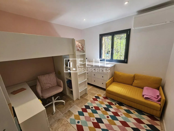 Bedroom in a house in Cabris with a bunk bed and a yellow sofa
