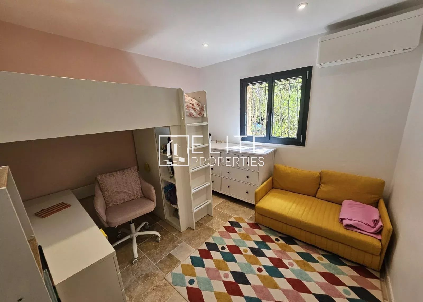 Bedroom in a house in Cabris with a bunk bed and a yellow sofa