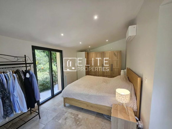 Spacious room with double bed and wardrobe, access to the outside, in a house in Cabris.