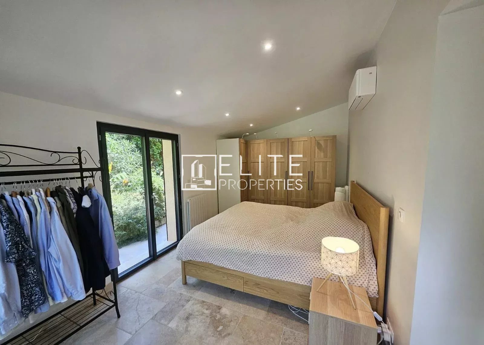 Spacious room with double bed and wardrobe, access to the outside, in a house in Cabris.