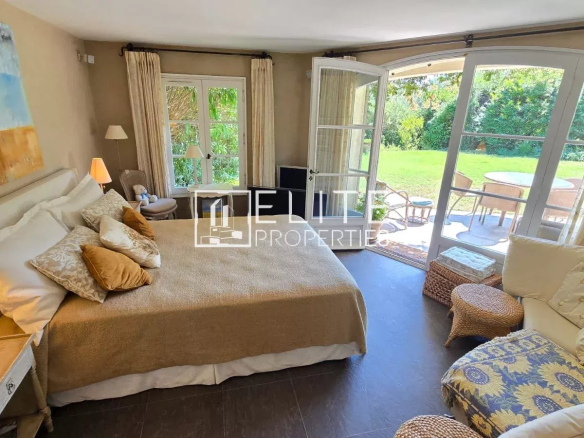 Bright room with access to a garden in a house in Mouans-Sartoux.