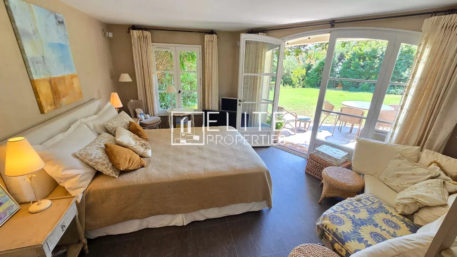 Room in a house in Mouans-Sartoux Bright room with access to a garden in a house in Mouans-Sartoux.