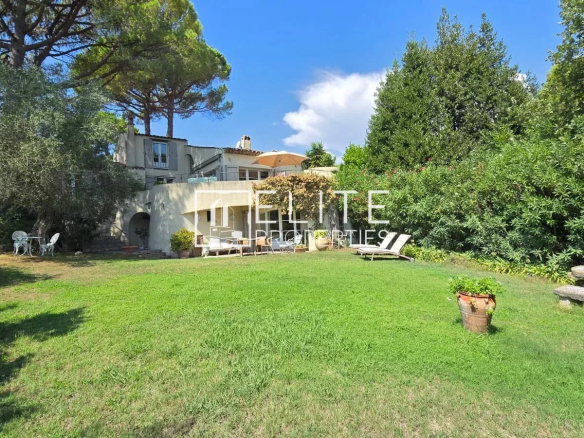 Garden of a detached house with lawn and terraces in Mouans-Sartoux.