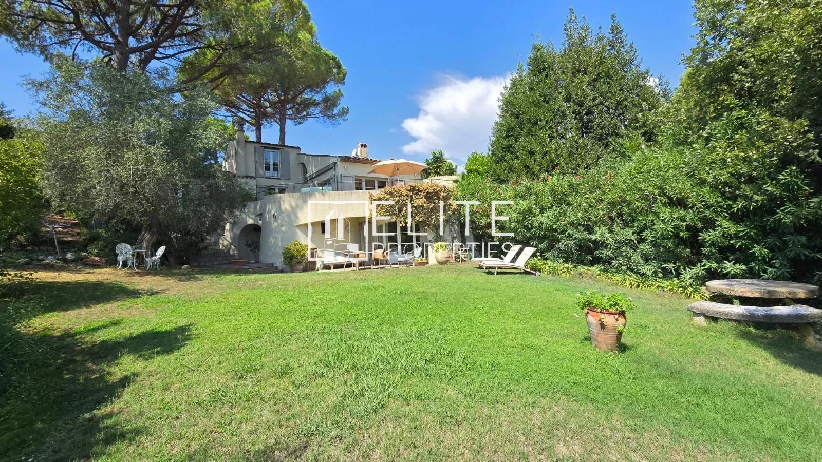 Garden of the house in Mouans-Sartoux Garden of a detached house with lawn and terraces in Mouans-Sartoux.