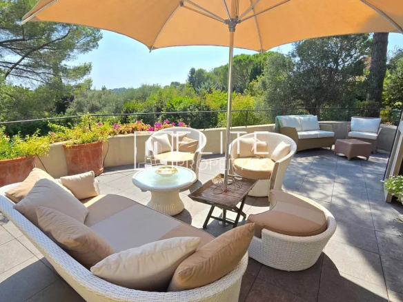 Terrace of a house in Mouans-Sartoux with garden furniture and parasol, view of the hills.