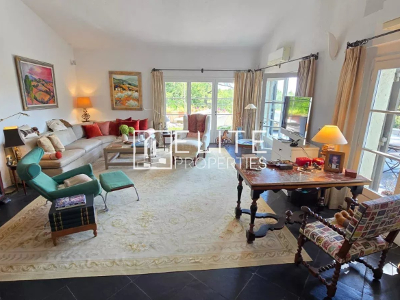 Interior of a 5-room house in Mouans-Sartoux, with a bright living room and modern furniture.