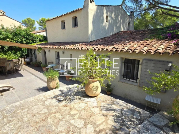 Detached 5-room house with garden and terraces in Mouans-Sartoux, overlooking the hills.
