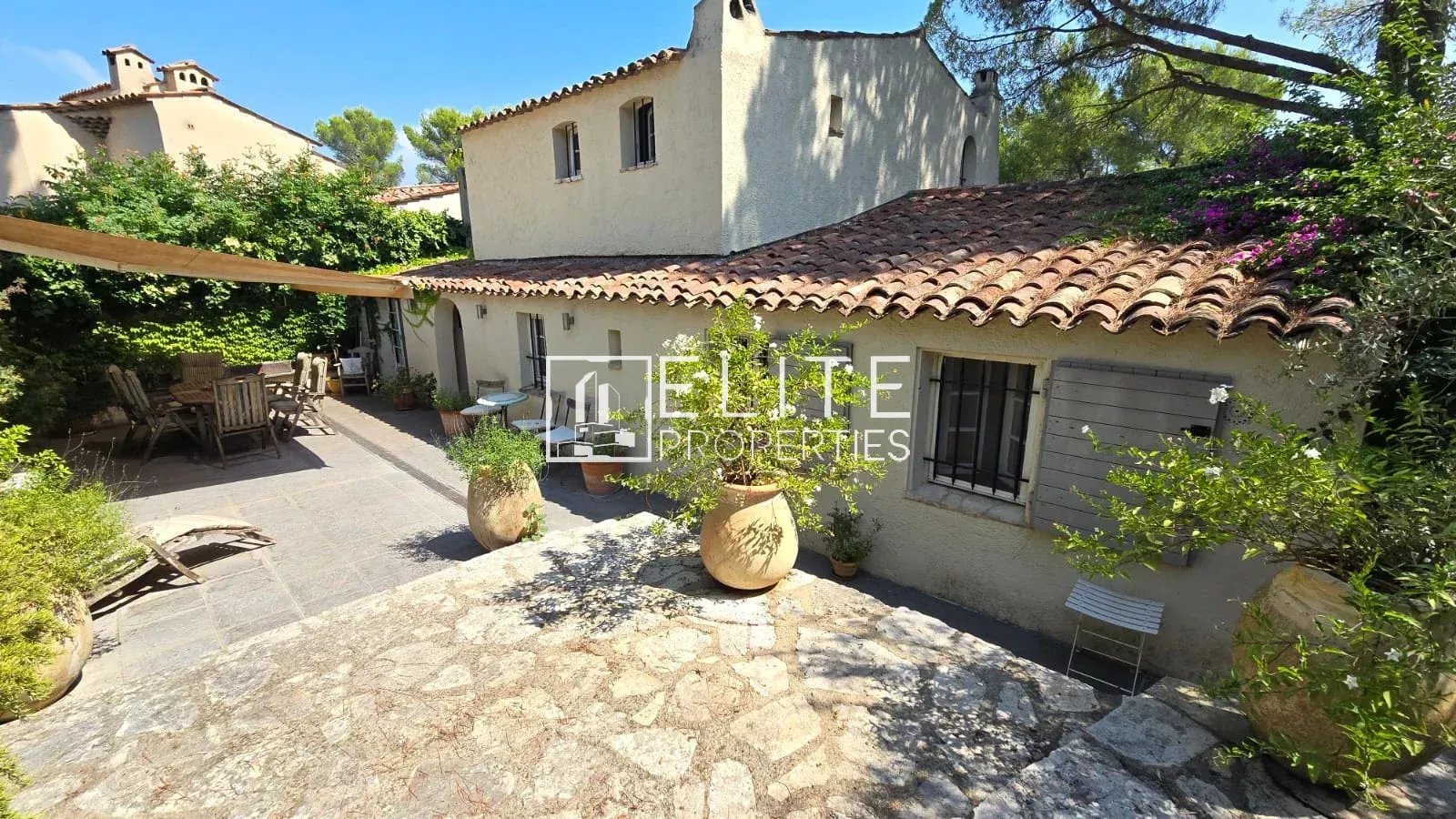 5-room house in Mouans-Sartoux Detached 5-room house with garden and terraces in Mouans-Sartoux, overlooking the hills.
