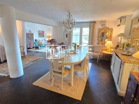 Intérieur d'une maison de 5 pièces avec salle à manger et salon lumineux.